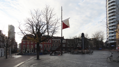 851513 Gezicht op zuidelijke gevelwand van de Neude te Utrecht, waar alle horecagelegenheden vanwege de corona-epidemie ...